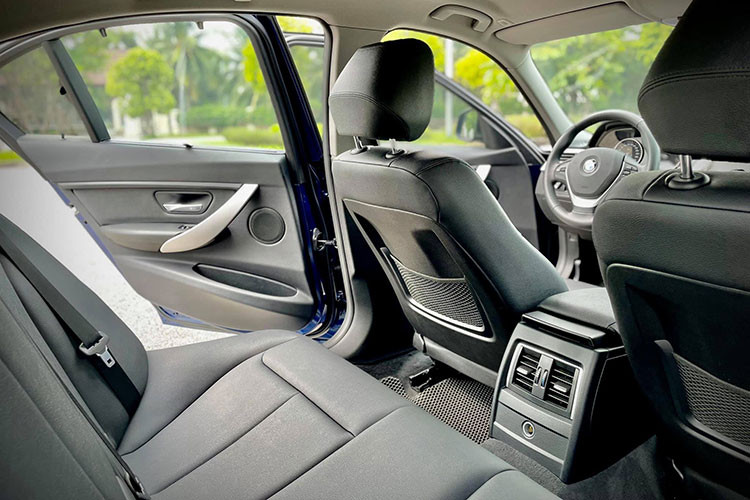 Tuy nhiên, điều đáng nói trên BMW 320i 2016 là những gì ở dưới nắp capo. Bởi đây là dòng động cơ mới nhất được phát triển theo triết lý BMW EfficientDynamics và công nghệ BMW TwinPower Turbo tiên tiến cho hiệu suất vận hành cao nhưng tiết kiệm nhiên liệu hơn.