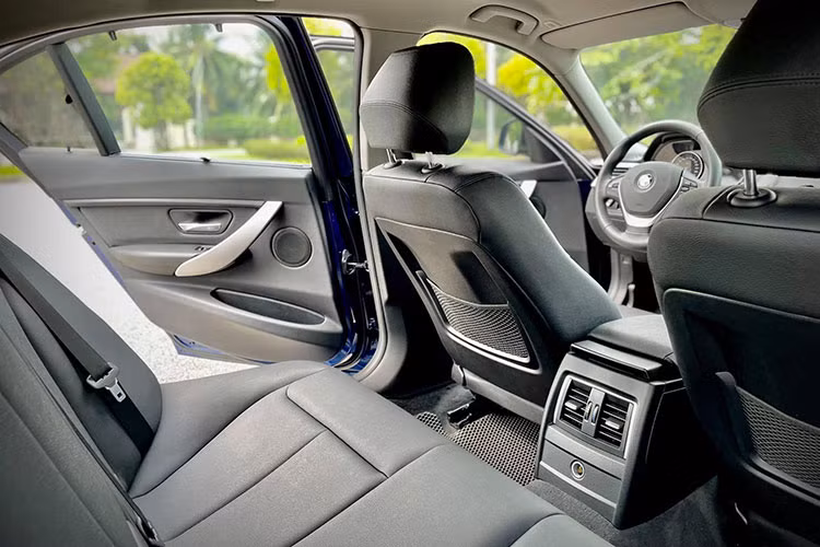 Tuy nhiên, điều đáng nói trên BMW 320i 2016 là những gì ở dưới nắp capo. Bởi đây là dòng động cơ mới nhất được phát triển theo triết lý BMW EfficientDynamics và công nghệ BMW TwinPower Turbo tiên tiến cho hiệu suất vận hành cao nhưng tiết kiệm nhiên liệu hơn.