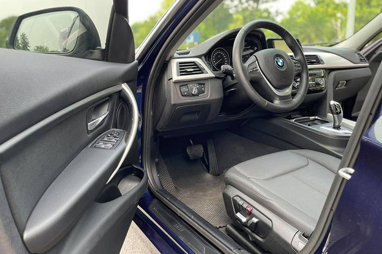 Tiện ích trên xe cũng mở ra một thế giới đa phương tiện mới khi tích hợp dàn âm thanh “hàng hiệu” 6 loa có cổng kết nối USB và giao thức kết nối Bluetooth. Khách hàng có thể tùy chọn dàn âm thanh 13 loa Harman Kardon cùng với màn hình 8,8 inch kèm bộ định vị, có chức năng kết nối internet nếu muốn.