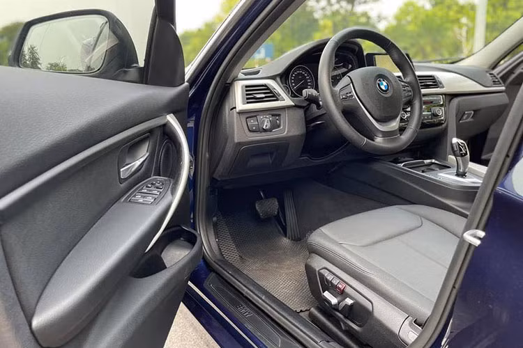 Tiện ích trên xe cũng mở ra một thế giới đa phương tiện mới khi tích hợp dàn âm thanh “hàng hiệu” 6 loa có cổng kết nối USB và giao thức kết nối Bluetooth. Khách hàng có thể tùy chọn dàn âm thanh 13 loa Harman Kardon cùng với màn hình 8,8 inch kèm bộ định vị, có chức năng kết nối internet nếu muốn.