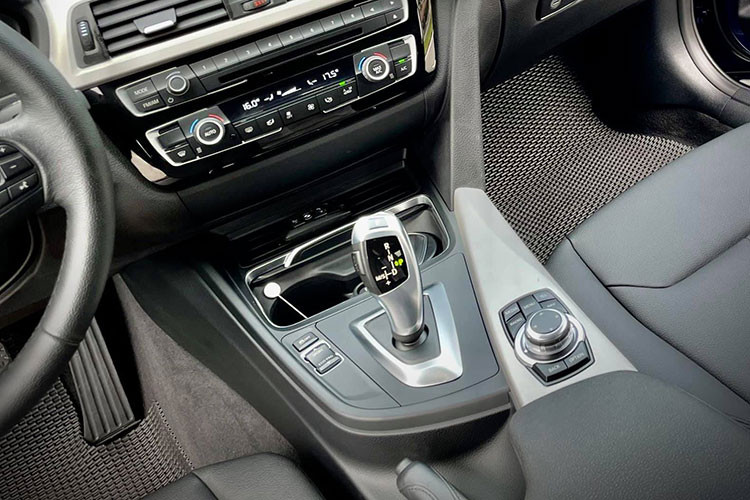 Bên cạnh đó là hộp số tự động 8 cấp Steptronic mới, đóng góp một phần vào việc giảm lượng khí thải CO2 ra môi trường 3% và giúp việc chuyển cấp số mượt mà và êm ái hơn.