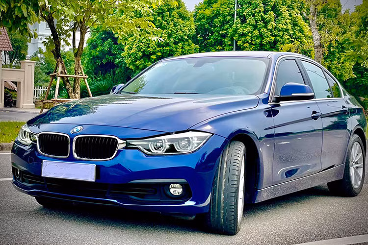  BMW 320i phiên bản 100 năm ra đời nhằm kỷ niệm sự kiện thương hiệu xe sang Đức tròn 100 tuổi vào năm 2016. Đây là phiên bản chỉ áp dụng cho thị trường Việt Nam và phát triển dựa trên biến thể mà Euro Auto (nhà phân phối chính hãng cũ của BMW tại Việt Nam sau đó được thay bởi Thaco) phân phối là 320i.