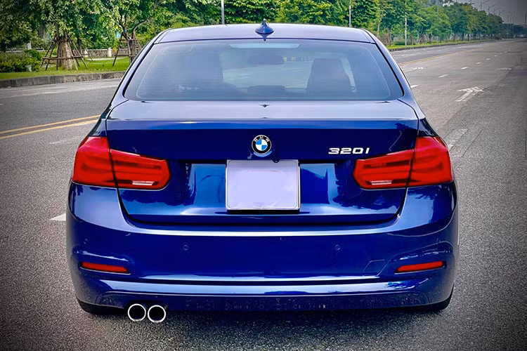 BMW 320i 2016 được coi là bản facelift vì không có quá nhiều thay đổi so với thế hệ cũ. Ở ngoại hình là cụm đèn pha LED tạo hình mới, hốc hút gió mở rộng hơn, cản sau mang thiết kế 3D và cụm đèn hậu LED mới (đồng bộ với những “người anh em” khác mang thương hiệu cánh quạt xứ Bavaria).