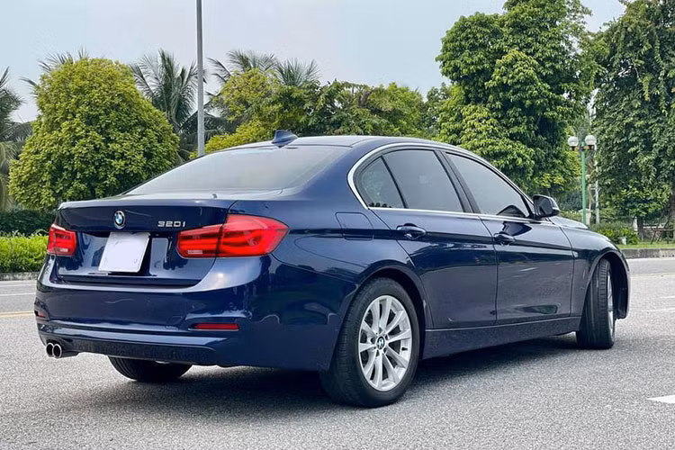 Mang đến sức mạnh cho biến thể 320i là khối động cơ TwinPower Turbo I4, sản sinh công suất 184 mã lực tại 5.000 v/ph và mô-men xoắn 270Nm tại 1.250-4.500 v/ph cho vận tốc tối đa 235 km/h. Thời gian tăng tốc từ 0-100 km/h là 7,3 giây và tiêu thụ hết 5,3 l/100km. Trong khi con số trên phiên bản cũ tương ứng là 7,6 giây và 5,9 l/100 km.