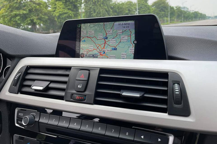 Nội thất xe thiết kế hướng về người lái với phong cách trẻ trung, năng động. Màn hình hiển thị trung tâm có kích thước 6,5 inch được thiết kế thanh thoát với góc đặt nghiên về phía người lái một góc 7 độ. Người lái có thể dễ dàng truy cập vào giao diện điều khiển trung tâm qua bộ điều khiển iDrive.