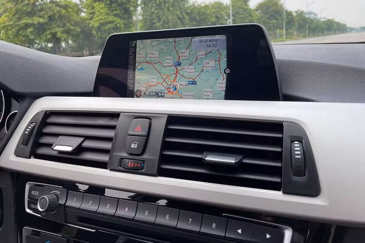 Nội thất xe thiết kế hướng về người lái với phong cách trẻ trung, năng động. Màn hình hiển thị trung tâm có kích thước 6,5 inch được thiết kế thanh thoát với góc đặt nghiên về phía người lái một góc 7 độ. Người lái có thể dễ dàng truy cập vào giao diện điều khiển trung tâm qua bộ điều khiển iDrive.