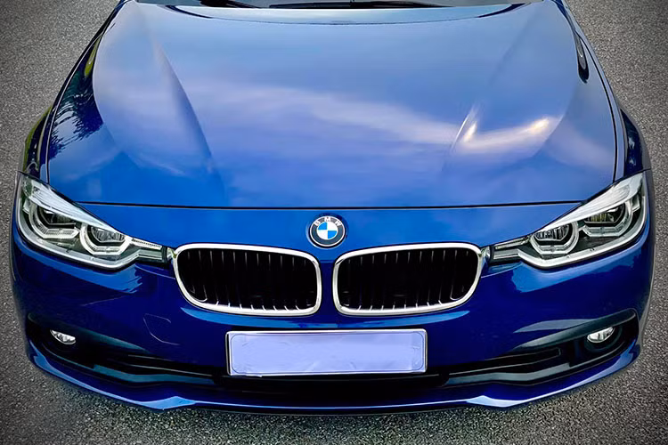 Về ngoại hình, BMW 320i bản kỷ niệm 100 năm chỉ khác ở chỗ là có thêm một số trang bị an toàn và tiện nghi bao gồm hệ thống dẫn đường chuyên nghiệp Business Navigation System (lần đầu có tại Việt Nam), hiển thị thông tin trên kính lái (HUD),...