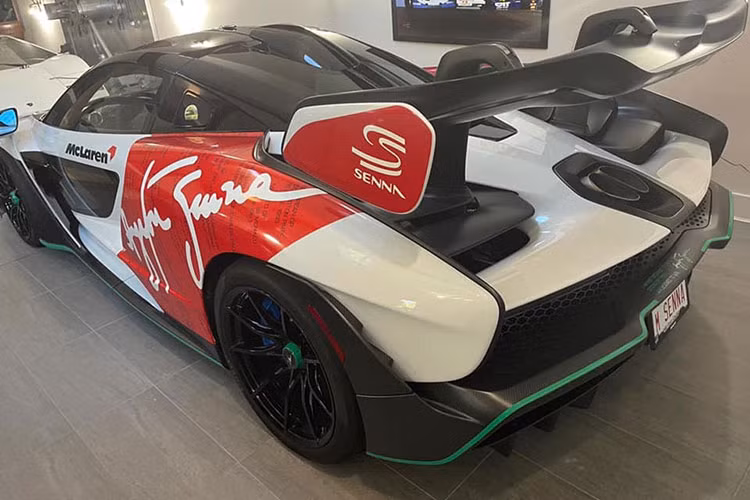 Hiện vẫn chưa rõ đại gia Việt nào đã đặt mua chiếc xe hypercar McLaren Senna đặc biệt này cũng như giá bán về tay, chỉ biết rằng, giá xe McLaren Senna xuất xưởng đã là 1 triệu đô la, tương đương hơn 23 tỷ đồng nhưng chưa bao gồm các tùy chọn đi kèm.