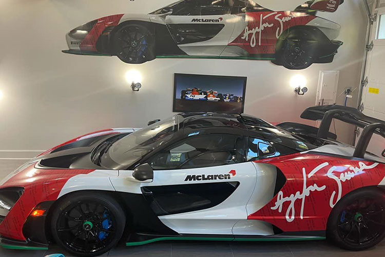 Xe sở hữu khối động cơ xăng V8, tăng áp kép, dung tích 4.0 lít sản sinh ra công suất tối đa lên đến 789 mã lực và mô-men xoắn cực đại 800 Nm. So với 720S, McLaren Senna mạnh hơn 79 mã lực ở công suất và mô-men xoắn cực đại tăng 30 Nm. Đi kèm hộp số ly hợp kép 7 cấp, nhờ đó, mẫu xe hypercar sản xuất giới hạn 500 chiếc trên toàn thế giới chỉ cần thời gian 2,8 giây để tăng tốc từ vị trí xuất phát lên 100 km/h.