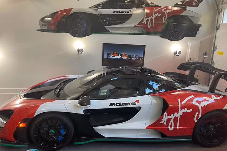 Xe sở hữu khối động cơ xăng V8, tăng áp kép, dung tích 4.0 lít sản sinh ra công suất tối đa lên đến 789 mã lực và mô-men xoắn cực đại 800 Nm. So với 720S, McLaren Senna mạnh hơn 79 mã lực ở công suất và mô-men xoắn cực đại tăng 30 Nm. Đi kèm hộp số ly hợp kép 7 cấp, nhờ đó, mẫu xe hypercar sản xuất giới hạn 500 chiếc trên toàn thế giới chỉ cần thời gian 2,8 giây để tăng tốc từ vị trí xuất phát lên 100 km/h.