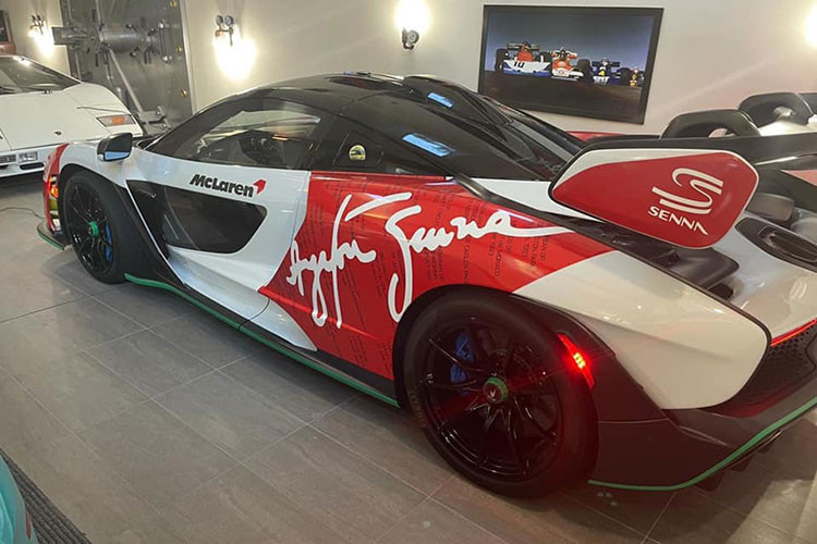 Chiếc siêu xe hypercar McLaren Senna đặc biệt sắp về Việt Nam này có bộ áo lấy ý tưởng từ chiếc xe đua F1 của tay đua Ayrton Senna, đây cũng chính là nguồn cảm hứng để hãng xe Anh quốc đặc tên cho mẫu xe hypercar của mình.