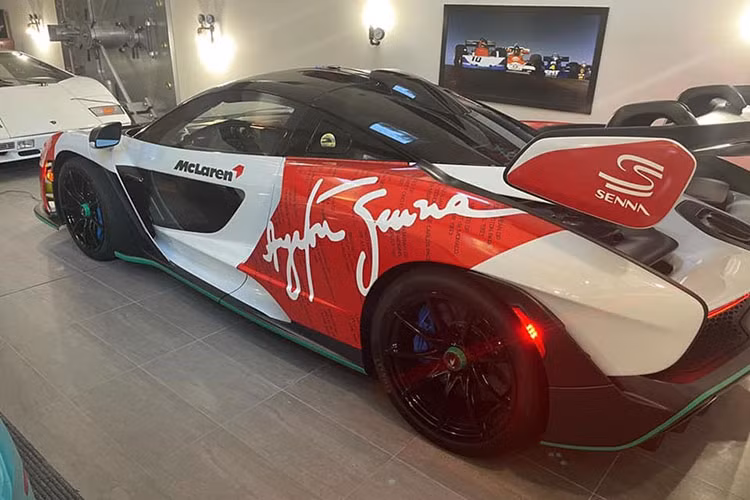 Chiếc siêu xe hypercar McLaren Senna đặc biệt sắp về Việt Nam này có bộ áo lấy ý tưởng từ chiếc xe đua F1 của tay đua Ayrton Senna, đây cũng chính là nguồn cảm hứng để hãng xe Anh quốc đặc tên cho mẫu xe hypercar của mình.