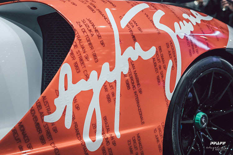 Điểm nhấn của siêu phẩm McLaren Senna thứ 2 sắp về đến Việt Nam chính là các đường viền sơn màu xanh lá cây rất nổi bật hay chụp mâm xe cũng được hoàn thành với tông màu sặc sỡ này. Cuối cùng chính là hàng loạt chi tiết carbon của xe để tạo điểm cá tính cho bên ngoài xe.