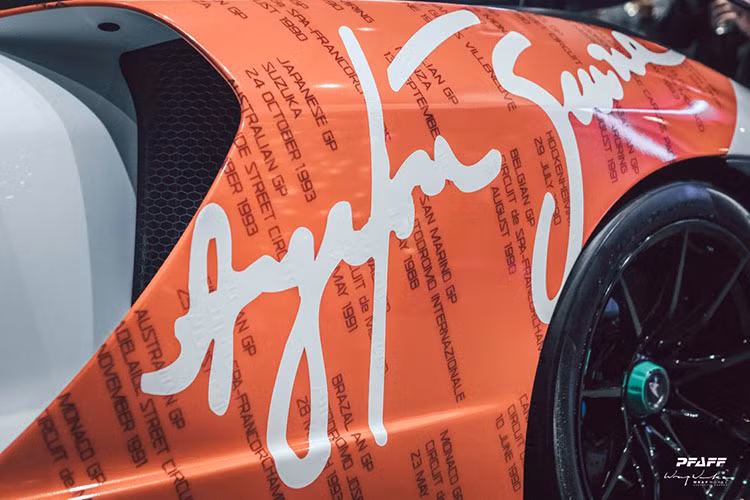 Điểm nhấn của siêu phẩm McLaren Senna thứ 2 sắp về đến Việt Nam chính là các đường viền sơn màu xanh lá cây rất nổi bật hay chụp mâm xe cũng được hoàn thành với tông màu sặc sỡ này. Cuối cùng chính là hàng loạt chi tiết carbon của xe để tạo điểm cá tính cho bên ngoài xe.