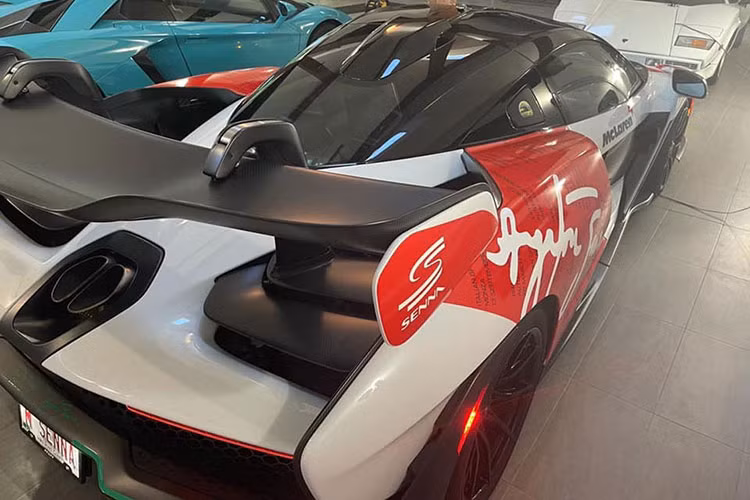 McLaren Senna sở hữu "dàn áo" trắng và đỏ đi cùng với đó là hàng loạt các chữ ký, logo các hãng khác nhau hay tên của tay đua Ayrton Senna xuất hiện bên hông xe. Ngoài ra, hai đầu cánh gió đuôi khổng lồ của xe còn có chữ S viết cách điệu và tên xe là Senna. Ngoài ra, hàng loạt chi tiết carbon của xe để tạo điểm cá tính cho bên ngoài xe.