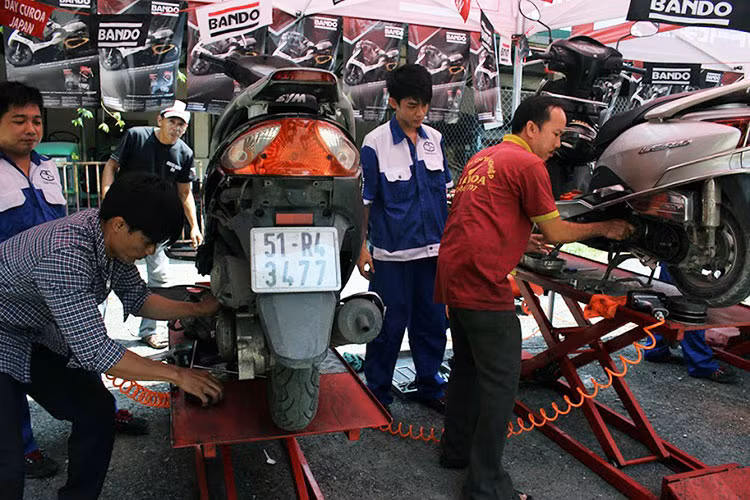 Scooter Festival 2015 còn có sự góp mặt đông đảo của hơn 500 thợ sửa xe đến từ nhiều tỉnh thành khu vực phía Nam.