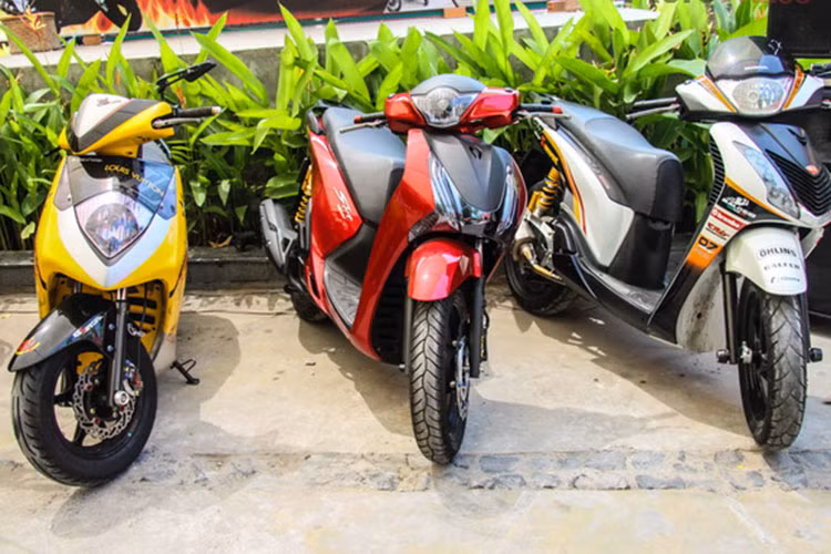 Từ trái qua phải là Honda Dylan và SH "độ" được người chơi xe mang tới Scooter Festival 2015.