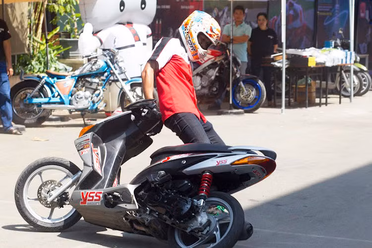 Sự kiện còn được hâm nóng với những màn biểu diễn stun đầy kịch tính của chuyên gia biểu diễn xe tay ga đến từ Thái Lan Sadum.