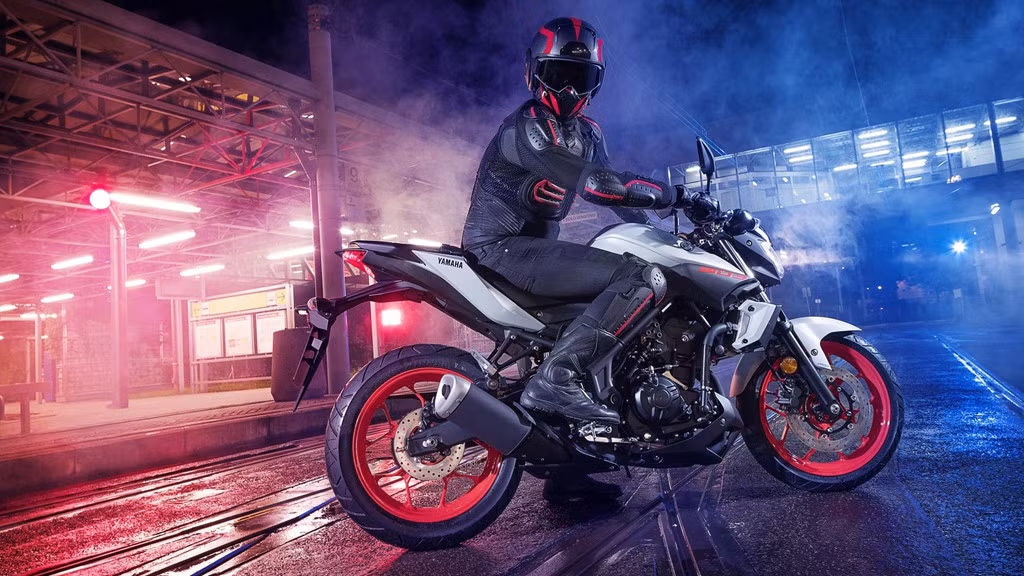Yamaha MT-03 - 139 triệu đồng: Mẫu naked bike này sử dụng chung động cơ với người anh YZF-R3 nhưng đã được cải tiến giúp xe mượt mà hơn. Mặc dù có giá bán ngang với YZF-R3 nhưng MT-03 có thêm trang bị chống bó cứng phanh ABS trên bánh trước, đây là một trang bị cần thiết đối với các mẫu xe môtô thể thao. Ảnh: Yamaha.