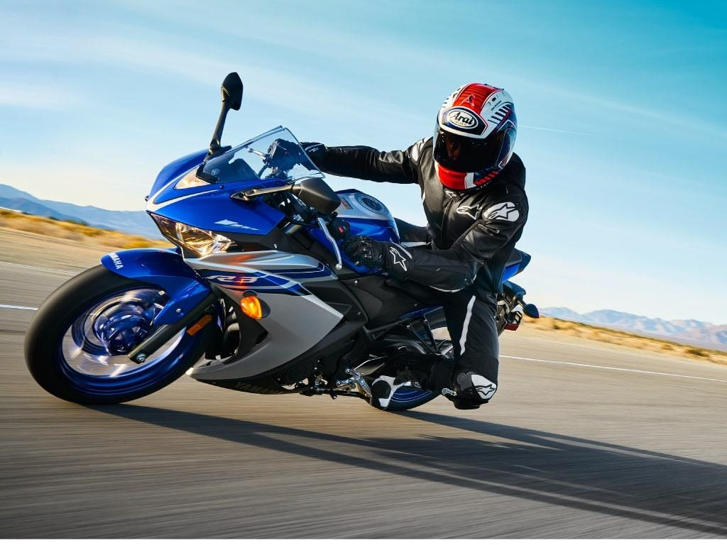 Yamaha YZF-R3 - 139 triệu đồng: Mẫu xe môtô tầm trung có kiểu dáng sport city này được Yamaha Vệt Nam mang về lần đầu tiên vào năm 2016. Xe sử dụng khối động cơ 321 cc 2 xy lanh cho công suất 41,4 mã lực và momen xoắn cực đại đạt 29,6 Nm. YZF-R3 không được trang bị những công nghệ hiện đại như chống bó cứng phanh ABS, bóng đèn vẫn là dạng halogen phổ thông. Ảnh: Yamaha.