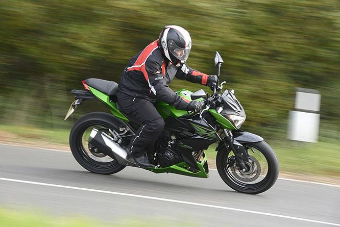 Kawasaki Z300 ABS - 129 triệu đồng: Tương tự MT-03, Z300 là phiên bản naked của mẫu xe Ninja 300. Xe có ngôn ngữ thiết kế mang phong cách Sugomi như đàn anh Z1000. Z300 sử dụng động cơ 2 xy lanh song song dung tích 296 cc cho ra công suất 39 mã lực tại 11.000 vòng/phút và momen xoắn cực đại 27 Nm tại 10.000 vòng/phút. ABS 2 kênh là trang bị tiêu chuẩn trên mẫu xe này. Ảnh: Bannet.