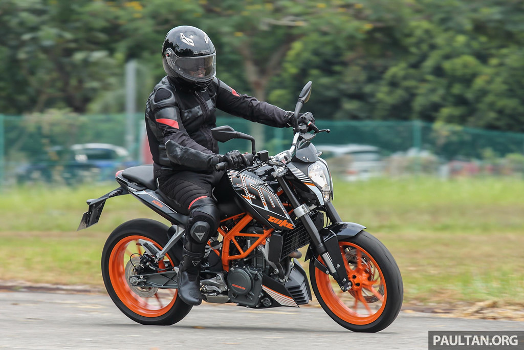 KTM Duke 250 - 139,9 triệu đồng: Điểm nổi bật trên các mẫu xe KTM là hệ thống khung sườn dạng mắt cáo được sơn màu cam nổi bật với khả năng chịu tải tốt. Mẫu naked bike này mang trên mình khối động cơ 248,8 có công suất 31 mã lực tại 9.000 vòng/phút và momen xoắn cực đại đạt 24 Nm tại 7.250 vòng/phút. Xe được trang bị giảm xóc trước USD của hãng WP, ABS 2 kênh của Bosch. Ảnh: Paultan.