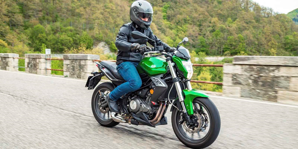 Benelli BN302 - 108 triệu đồng: Mẫu naked bike mang phong cách châu Âu với kiểu dáng hầm hố. Xe sử dụng khối động cơ xy lanh đôi với dung tích 300 cc sản sinh ra công suất tối đa 37 mã lực tại 11.500 vòng/phút, momen xoắn cực đại 27 Nm tại 9.000 vòng/phút. Nhược điểm của Benelli nằm ở khối lượng khô của xe đạt mức 195 kg, khá nặng nếu so với các đối thủ trong phân khúc. Ảnh: Benelli.