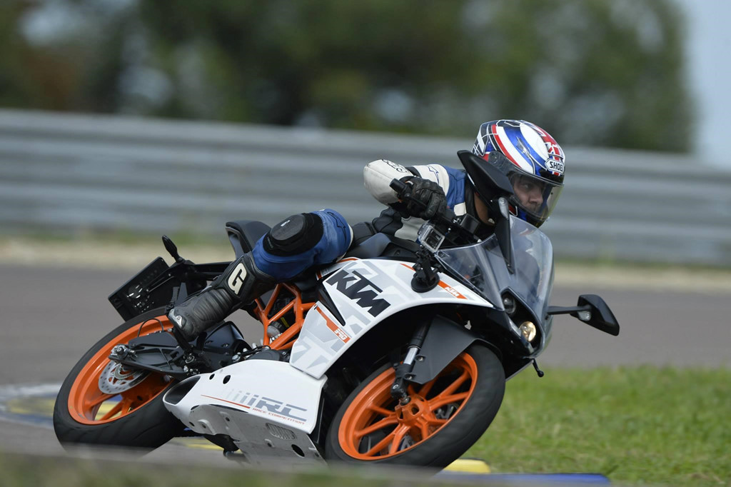 KTM RC 390 - 149 triệu đồng: Trong phân khúc sportbike 400 cc, RC 390 gần như đứng đầu về các trang bị an toàn trên xe. Hãng xe đến từ Áo được trang bị động cơ 1 xy lanh 372 cc cho công suất tối đa 44 mã lực tại 9.500 vòng/phút và momen xoắn cực đại 35 Nm tại 7.250 vòng/phút. Xe sử dụng hệ thống ga điện tử, giảm xóc hành trình ngược USD, hệ thống chống bó cứng phanh ABS cả trước và sau. Ảnh: Biser3a.