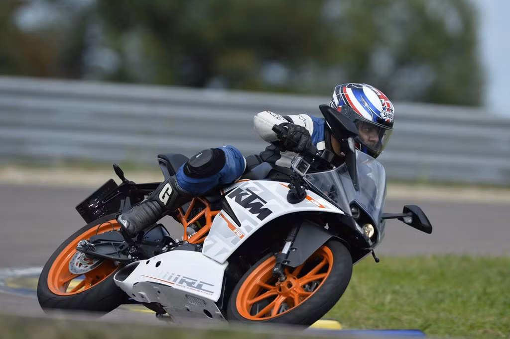 KTM RC 390 - 149 triệu đồng: Trong phân khúc sportbike 400 cc, RC 390 gần như đứng đầu về các trang bị an toàn trên xe. Hãng xe đến từ Áo được trang bị động cơ 1 xy lanh 372 cc cho công suất tối đa 44 mã lực tại 9.500 vòng/phút và momen xoắn cực đại 35 Nm tại 7.250 vòng/phút. Xe sử dụng hệ thống ga điện tử, giảm xóc hành trình ngược USD, hệ thống chống bó cứng phanh ABS cả trước và sau. Ảnh: Biser3a.
