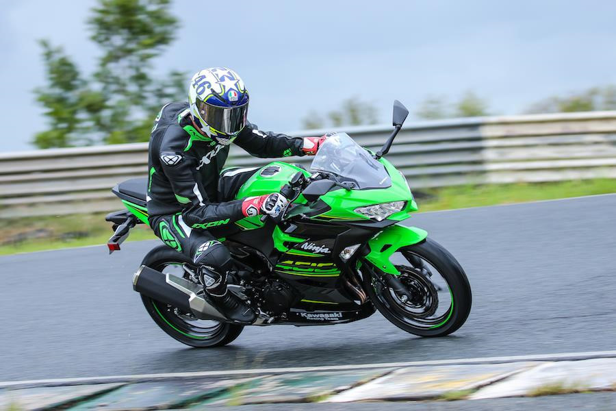 Kawasaki Ninja 400 - 159 triệu đồng: Thiết kế của xe được lấy cảm hứng từ đàn anh ZX-10R và H2. Xe được trang bị khối động cơ xy-lanh đôi dung tích 399 cc DOHC sản sinh công suất tối đa 44 mã lực tại vòng tua 10.000 vòng/phút và mô-men xoắn cực đại 38 Nm tại 8.000 vòng/phút. Ninja 400 được trang bị bộ nồi chống trượt Anti Slipper Clutch và hệ thống chống bó cứng phanh ABS. Ảnh: Australia Motorcycle Cycle News.