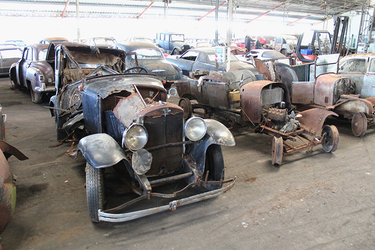 Trong khi đó, chiếc Porsche 356 Pre-A đời 1953 được bán với giá 48.000 Euro (54.000 USD) và chiếc Jaguar E-Type 1961 tìm thấy chủ nhân với giá 99.000 Euro (khoảng 112.000 USD).