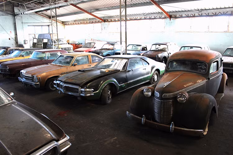 Được biết, nếu bán toàn bộ số xe trong bộ sưu tập này, số tiền sẽ lên đến hàng triệu đô la. Đây được xem là trường hợp hi hữu, bởi toàn bộ những chiếc xe này đều thuộc loại hiếm hiện nay, nhưng lại bị "bỏ xó".