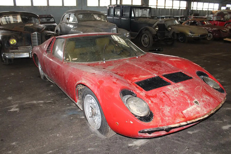 Cùng với 81 chiếc xe cổ, các chuyên gia còn tìm thấy nhiều bộ phận và phụ tùng ô tô, từ động cơ, cửa đến những chi tiết nhỏ khác được cất giữ.