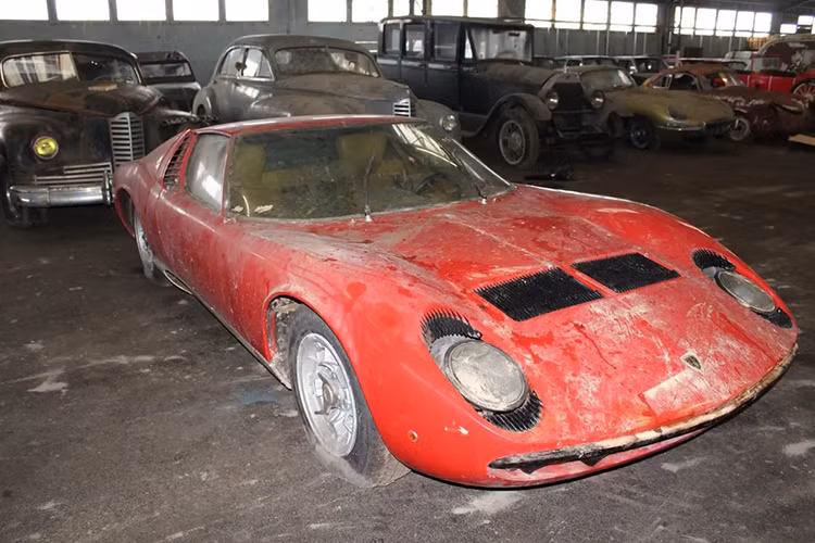 Cùng với 81 chiếc xe cổ, các chuyên gia còn tìm thấy nhiều bộ phận và phụ tùng ô tô, từ động cơ, cửa đến những chi tiết nhỏ khác được cất giữ.