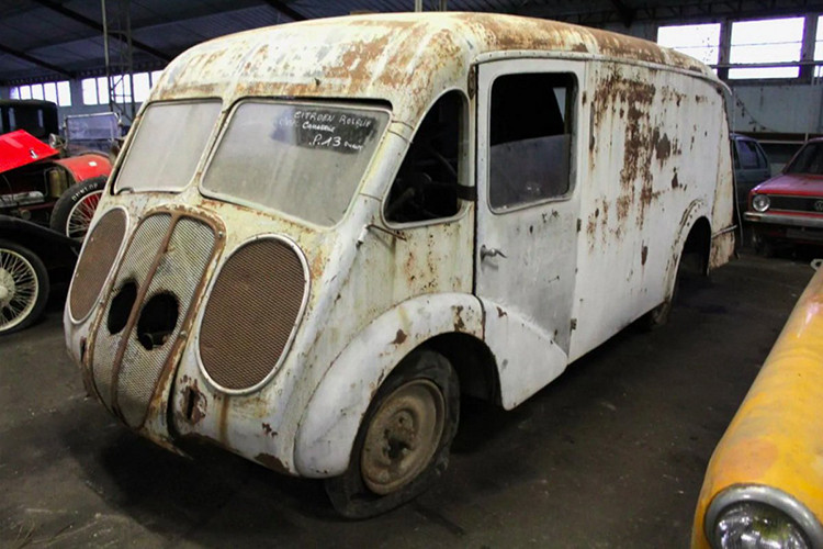 Toàn bộ những 81 chiếc xe cổ hàng hiếm này đều bị phủ bụi dày và bị hỏng ở các mức độ khác nhau. Đặc biệt, những chiếc xe này đều bị thiếu một vài bộ phận như một cách để chống trộm.