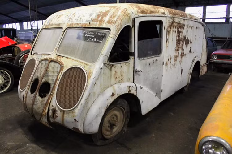 Toàn bộ những 81 chiếc xe cổ hàng hiếm này đều bị phủ bụi dày và bị hỏng ở các mức độ khác nhau. Đặc biệt, những chiếc xe này đều bị thiếu một vài bộ phận như một cách để chống trộm.