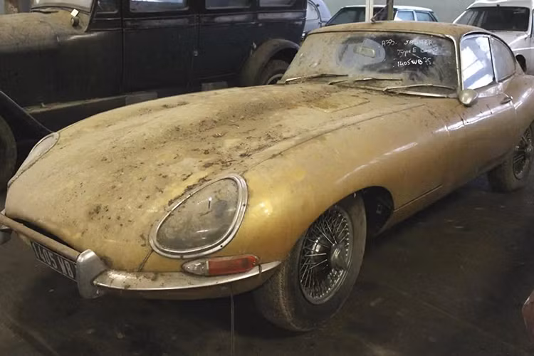 Bên trong chiếc Lamborghini Miura, bảng đồng hồ công-tơ-mét hiển thị con số 77.886 km. Nói cách khác, chiếc siêu xe Lamborghini Miura này đã chạy khá nhiều trước khi nằm yên trong nông trại. 