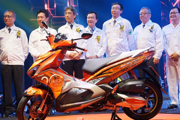 Với chiếc xe máy thứ 20 triệu được lăn bánh xuất xưởng là “Air Blade”. Mốc son này đánh dấu sự phát triển vững mạnh của Honda Việt Nam và cũng là minh chứng cho cam kết đầu tư lâu dài và bền vững tại Việt Nam.