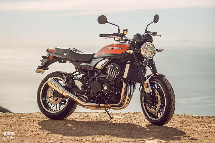 Về ngoại hình, Z900RS mang kiểu dáng café racer đậm chất cổ điển nhưng không hề lỗi thời nhờ những công nghệ hiện đại mà hãng xe máy Kawasaki đã mang đến. Phần đầu xe được trang bị cụm đèn pha tròn với viền mạ chrome theo phong cách hoài cổ nhưng vẫn được trang bị đèn led hiệu năng cao. Xi nhan cũng là đèn dạng led.