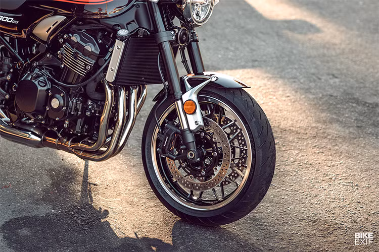 Cụm điều khiển trung tâm thiết kế theo phong cách cổ điển với hai đồng hồ tròn báo tốc độ và chỉ số tua máy. Ngoài ra, xe cũng có màn hình LCD ở giữa để hiển thị các thông số hành trình, điều mà những mẫu xe cổ điển trước đây không có. Các nút bấm trên xe cũng đơn giản, thiết kế giống như các dòng môtô nhà Kawasaki hiện nay.