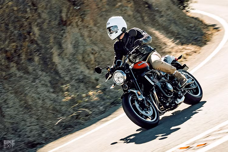 Kawasaki Z900RS vẫn sử dụng khối động cơ DOHC, 4 xy-lanh, làm mát bằng dung dịch. Tuy nhiên, các kỹ sư Nhật đã tinh chỉnh mạnh hơn so với bản tiêu chuẩn, công suất động cơ sản sinh tối đa đạt 82kW tại 8.500rpm, mô-men xoắn cực đại 98.5Nm tại 6.500rpm, đi kèm là hộp số 06 cấp cùng ly hợp kép ướt.