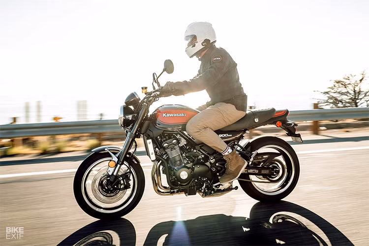 Kích thước dài rộng cao tổng thể của mẫu Z900RS mới này cũng nhỉnh hơn hẳn so với bản tiêu chuẩn, lần lượt là 2.100 x 865 x 1.150 (mm), chiều dài cơ sở đạt 1.470mm, dài hơn 20mm so với Z900 tiêu chuẩn. Chiều cao yên của phiên bản hoài cổ này cũng cao hơn, ở mức 835mm.