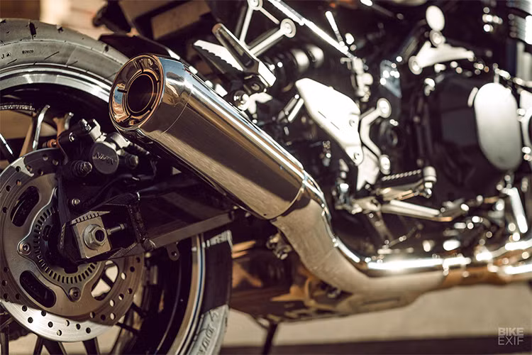 Xe sở hữu bộ khung sườn được chia sẻ từ "đàn anh" RS cùng bộ vỏ tối giản. Bình xăng xe thiết kế hình giọt nước với dung tích 17 lít, phù hợp với đường trường. Nếu đổ đầy bình, xe có thể chạy khoảng 300 km. Khối lượng khô của Kawasaki Z900RS 2018 vào khoảng 214 kg.