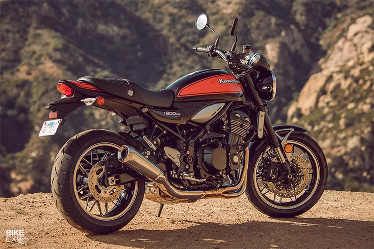 Như vậy, thị trường Ấn Độ đón nhận mẫu xe Kawasaki Z900RS mới sau cả Việt Nam. Z900RS từng được Kawasaki tại Việt Nam trình làng vào tháng 1/2018 vừa qua và cũng được nhập khẩu nguyên chiếc từ Nhật Bản, bên cạnh đó, mức giá của mẫu xe này tại thị trường môtô Việt cũng "mềm" hơn lên hơn 140 triệu đồng.