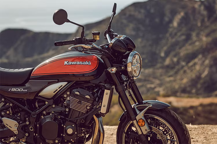 Cụ thể tại thị trường Ấn Độ, mẫu Kawasaki Z900RS sở hữu mức giá cao ngất ngưởng, lên đến 1,53 triệu Rupee (khoảng 540 triệu đồng). Trong khi đó tại Việt Nam, mẫu xe này được phân phối chính hãng ở mức giá là 399 triệu đồng - tương đương với mẫu naked-bike Z1000 hiện tại.