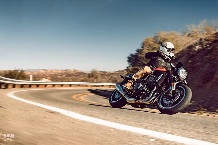 Giống như những mẫu retro đình đám khác hiện nay, đèn pha cùng bình xăng, yên và đuôi xe tạo thành một đường thẳng từ trước ra sau vô cùng ấn tượng. Xe sở hữu yên liền meèm kiểu dạng "bánh mỳ", cụn đèn hậu cũng được thiết kế riêng biệt như phần đầu và đều trang bị đẹn led mới.