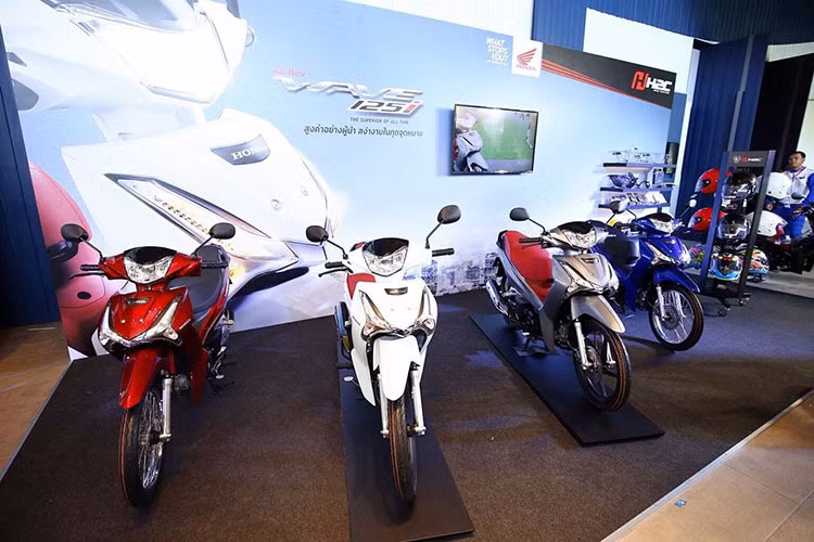 Về kích thước, chiếc xe số phổ thông Honda Wave 125i hoàn toàn mới phiên bản 2018 này sở hữu chiều dài x chiều rộng x chiều cao lần lượt là 1.931 x 711 x 1.090 mm. Với khoảng sáng gầm 135 mm, xe có chiều cao yên là 758 mm và trọng lượng đạt 106 kg.