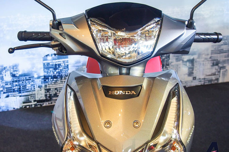 Xe sở hữu thiết kế ngoại thất giống với mẫu Future mới đang phân phối chính hãng tại Việt Nam. So với thế hệ cũ, thế hệ mới của Honda Wave 125i có thay đổi đáng chú ý ở cụm đèn hậu, trang bị thêm hệ thống đèn LED hiện đại trong khi vỏ xe được vuốt lại mềm mại, đầy đặn hơn.