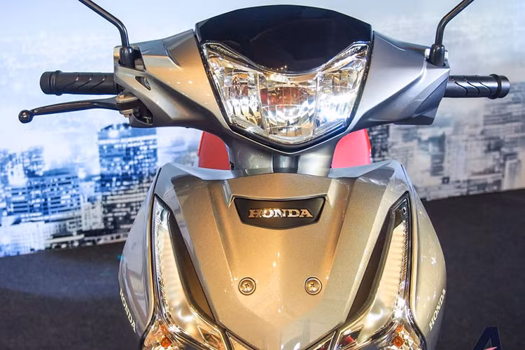 Xe sở hữu thiết kế ngoại thất giống với mẫu Future mới đang phân phối chính hãng tại Việt Nam. So với thế hệ cũ, thế hệ mới của Honda Wave 125i có thay đổi đáng chú ý ở cụm đèn hậu, trang bị thêm hệ thống đèn LED hiện đại trong khi vỏ xe được vuốt lại mềm mại, đầy đặn hơn.