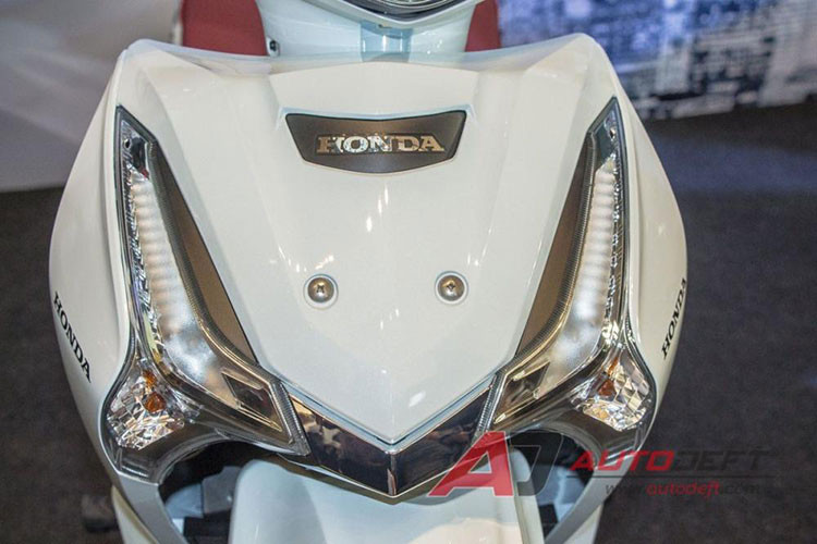 Các chi tiết khác như mặt nạ và xi-nhan trước được kế thừa từ "người anh em" Honda Click 125 tại Thái Lan. Bình xăng có dung tích 5,4 lít, thể tích cốp chứa đồ là 17 lít có khả năng để được mũ bảo hiểm toàn đầu.